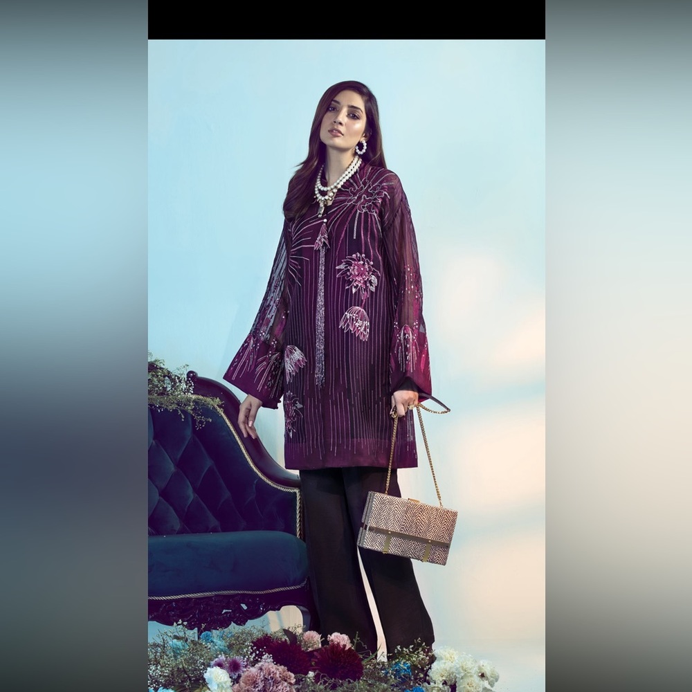 Zaha pakistani partywear RTW L fits like a Small to medium.
